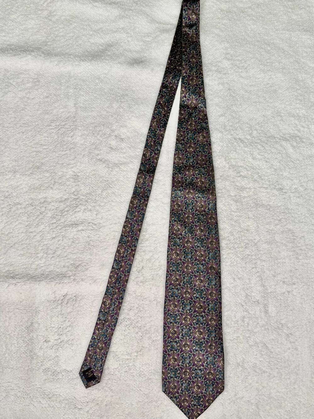 Courtenay Vintage All Silk Geometric Pattern Necktie